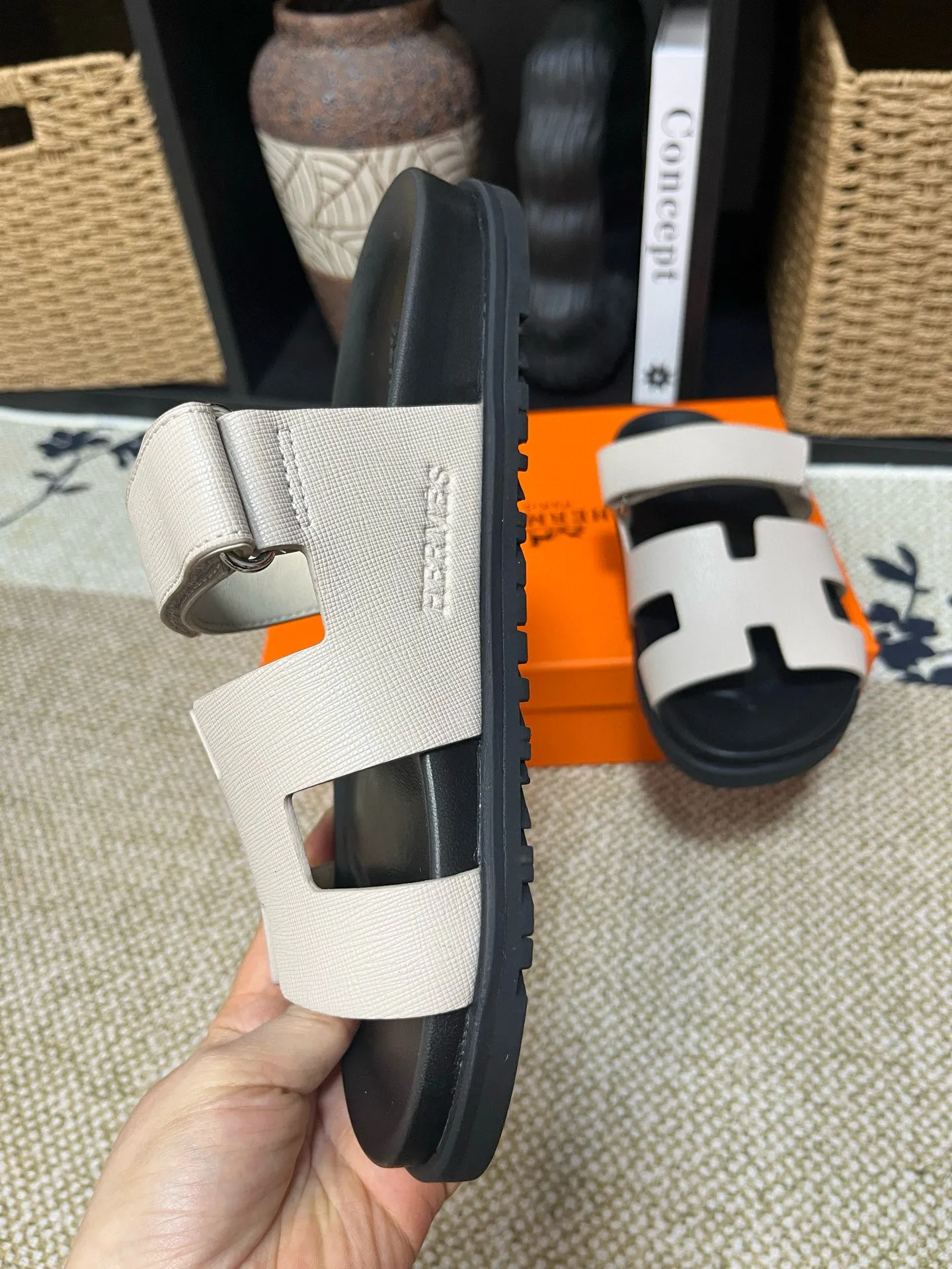 P300 Long-term stock Hermes men’s Kazimir slippers for couples - top quality woven calfskin functional sandals with intertwined uppers inspired by the “H” iconic pattern to create a casual look, perfect for summer. Imported cowhide + cowhide lining + TUP outsole Size: 35-46